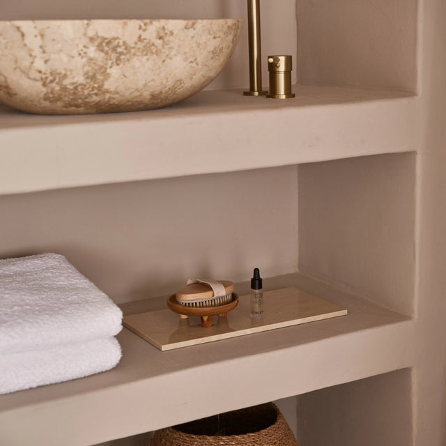 Mooisa marmeren dienblad rechthoek L in licht beige met accessoires op een open plank