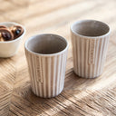 Twee Classic Ribbed Mokken van Rivièra Maison op een houten tafel