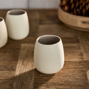 Clement Hoge Mok in Flax van Rivièra Maison op een houten tafel