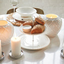 Rivièra Maison Elegant Twist Etagère in wit op tafel