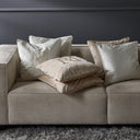 Rivièra Maison Monogram Velvet Sierkussen in neutrale woonstijl