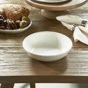 Rivièra Maison Elegant Twist Serveerschaal in wit op tafel