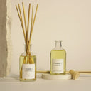 The Olphactory Geurstokjes BLOSSOM TONKA 100 ml detail van fles en stokjes