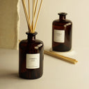 The Olphactory Geurstokjes COSY SANTAL 500ml detail van fles en stokjes