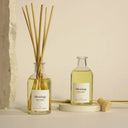 The Olphactory Geurstokjes DARK AMBER 100ml detail van fles en stokjes