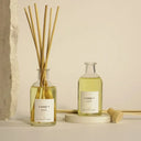The Olphactory Geurstokjes SANTAL 100ml detail van fles en stokjes