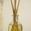 Detail van de glazen hals en rotanstokjes van Eternal Sandalwood Noir