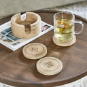 RM Isola houten onderzetters met houder en een glas op tafel