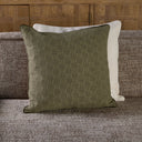 Rivièra Maison groene kussenhoes RM Monogram Belliere op een bank