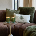 Rivièra Maison groene kussenhoes RM Monogram Belliere in een zithoek
