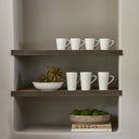 Rivièra Maison Koffiemok RM MONOGRAM in wit in een stijlvol interieur