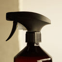 Detail van het zwarte spraypistool op The Olphactory Eternal Sandalwood Noir roomspray