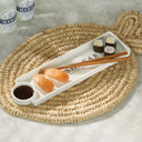 Rivièra Maison Sushi Bar Bord met sushi en saus op een gevlochten placemat