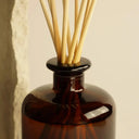 The Olphactory Geurstokjes DARK AMBER 500ml als geurstokjes in interieur